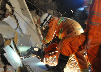 Six-story building collapses, fire officers and soldiers emergency rescue